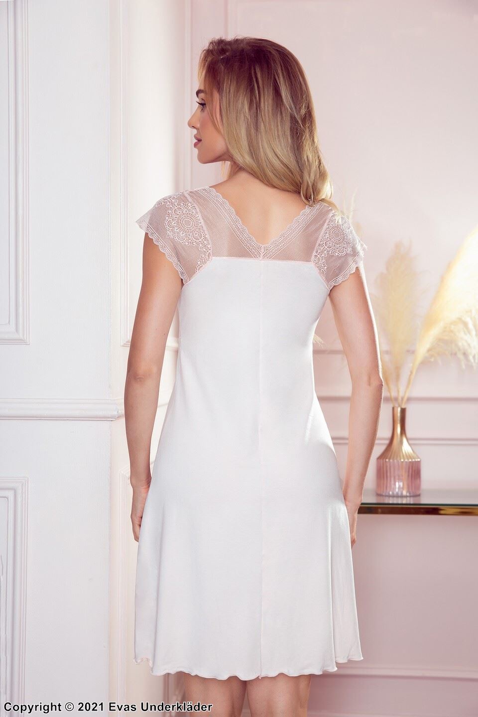 Elegant nattklänning med rynkad mesh, spetsinlägg och V-ringning